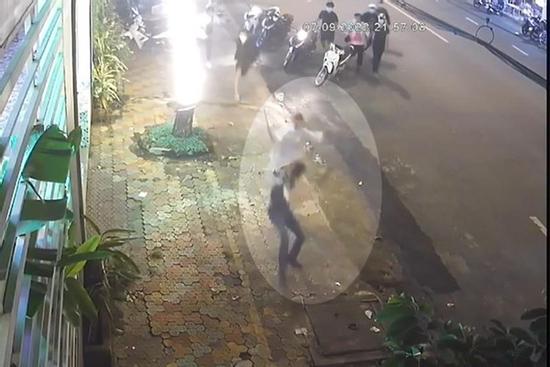 Thiếu niên 15 tuổi bị chém đứt lìa ngón tay