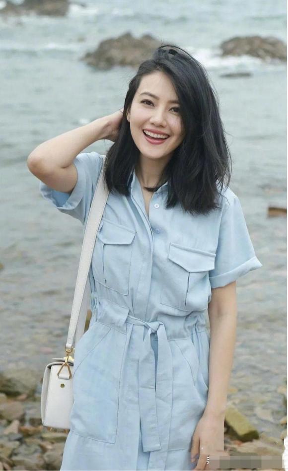 4 kiểu tóc ngang vai hack tuổi cho phụ nữ 50-4