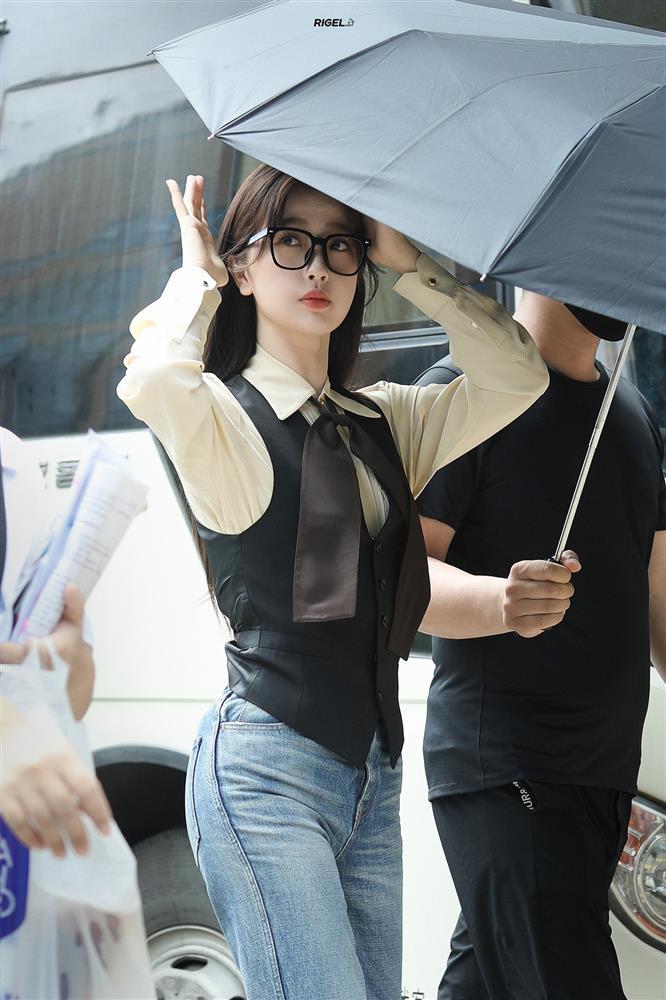 Ngu Thư Hân đi làm vì đam mê, tự bỏ tiền đầu tư trang phục-2