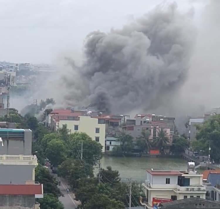 Lại cháy lớn tại quán bar ở TP.Bắc Ninh-1