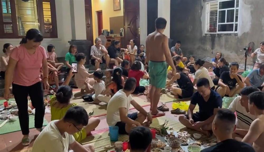 Hết hồn nhà đông con cháu, mỗi lần cỗ bàn ngồi chật kín sân-2