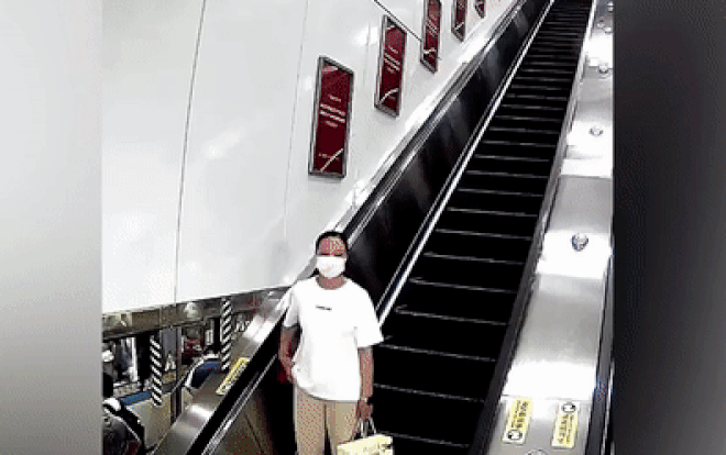 Cô gái để vali trôi trên thang cuốn khiến người khác gặp sự cố-2