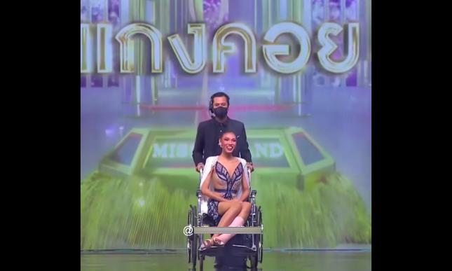 Thí sinh Miss Grand cấp tỉnh của Thái Lan ngồi xe lăn diễn dạ hội-1