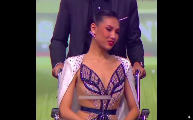 Thí sinh Miss Grand cấp tỉnh của Thái Lan ngồi xe lăn diễn dạ hội-3