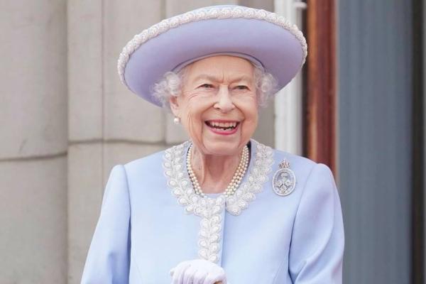 Cầu vồng đôi xuất hiện bên ngoài cung điện khi Nữ hoàng Anh băng hà-1