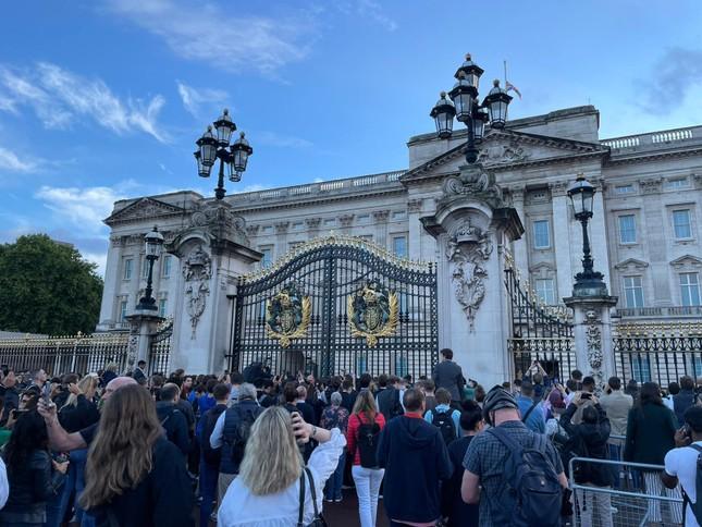 Cầu vồng đôi xuất hiện bên ngoài cung điện khi Nữ hoàng Anh băng hà-3