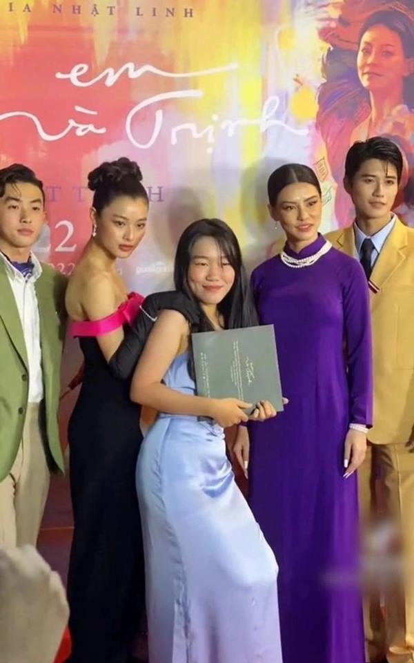 TikToker nhốn nháo PR ở thảm đỏ công chiếu, phim Việt vẫn thảm bại-3