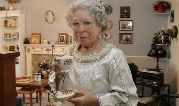 Nữ hoàng Elizabeth II trên màn ảnh: Có diễn viên vô cùng giống nguyên mẫu-12