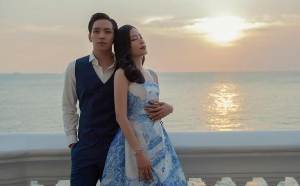 Nam Em đánh yêu Bạch Công Khanh ngay trên sân khấu-1