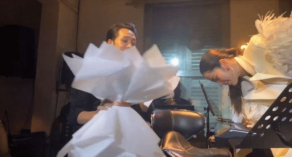 Nam Em đánh yêu Bạch Công Khanh ngay trên sân khấu-4