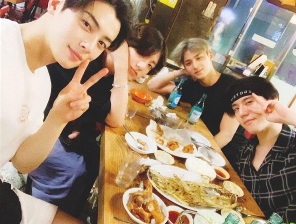 Không lo concert, thành viên SEVENTEEN lại đi bar trước giờ diễn-4