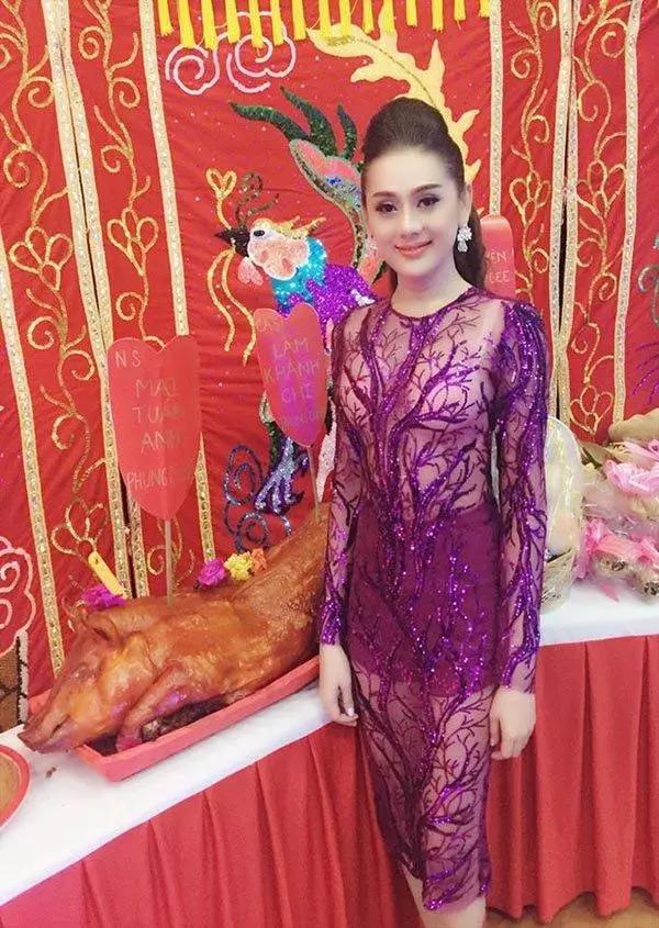 Cúng Tổ nghề với Kỳ Duyên, Minh Triệu hứng đá vì mặc hở-14