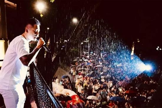 Liveshow ở góc ban công của Tuấn Hưng bị phạt 12,5 triệu đồng