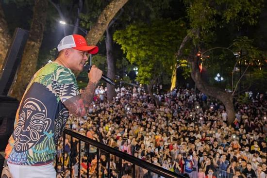 Sau bị phạt, Tuấn Hưng còn được phép hát ở ban công?