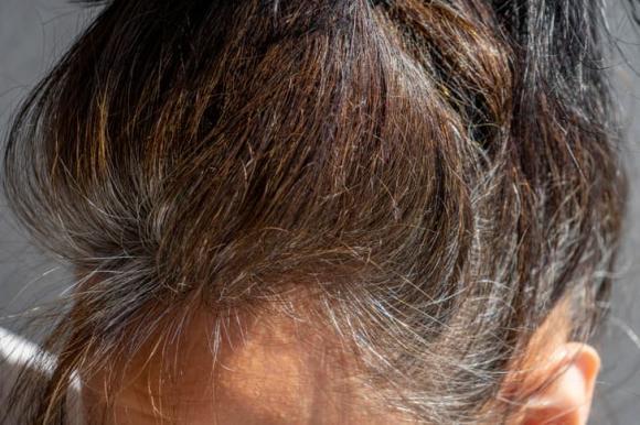 Cách che tóc bạc mà không cần thuốc nhuộm-5