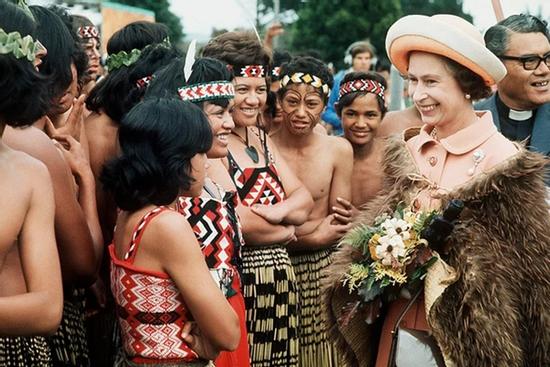 Nữ hoàng Elizabeth II không có hộ chiếu