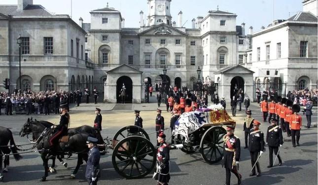 Tang lễ hiếm thấy dành cho Nữ hoàng Anh Elizabeth-1