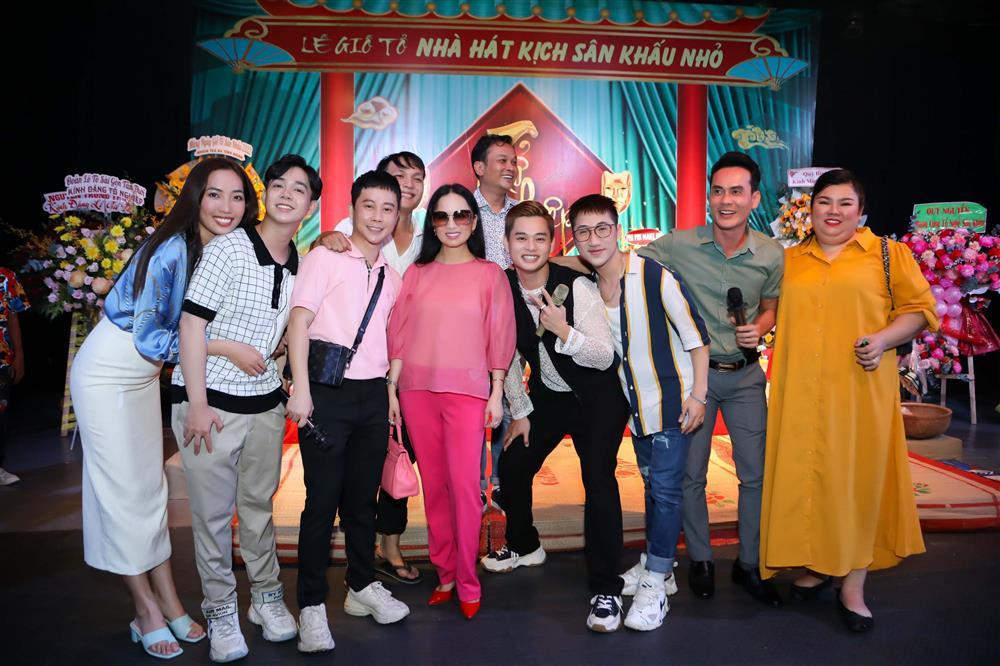 Ca sĩ tỷ phú Hà Phương về Việt Nam cúng Tổ nghề sân khấu-3