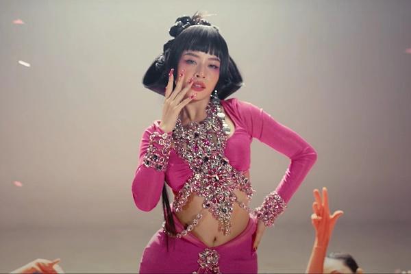 Bài hát mới của Chi Pu bị chỉ trích dung tục, phát âm tiếng Nhật sai-1