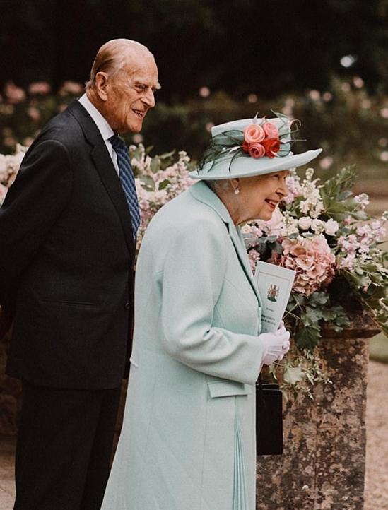 Cháu rể của Nữ hoàng Anh đã có một buổi chụp ảnh cưới tuyệt đẹp với vợ mình. Bộ ảnh sẽ khiến bạn ngỡ ngàng với sự sang trọng, tinh tế, và bền vững của tình yêu cả hai người. Chúc mừng cặp đôi và hãy cùng ngắm nhìn bộ ảnh đặc biệt này ngay.