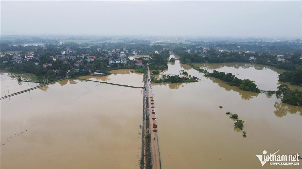 Dân ngoại thành Hà Nội nhìn của cải chìm trong làn nước lũ-1