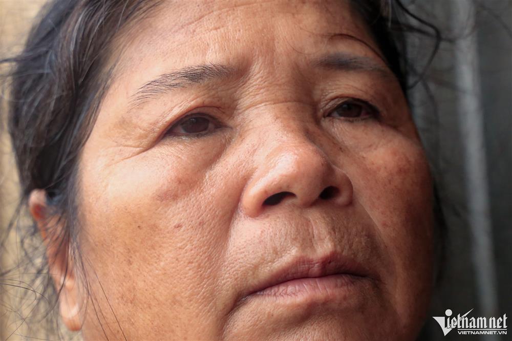 Dân ngoại thành Hà Nội nhìn của cải chìm trong làn nước lũ-6