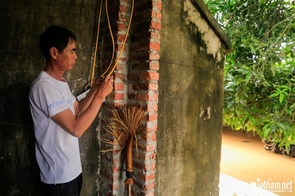 Dân ngoại thành Hà Nội nhìn của cải chìm trong làn nước lũ-8