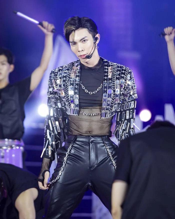 Sao nam Vbiz mê mẩn áo croptop khoe cơ bụng 6 múi-6