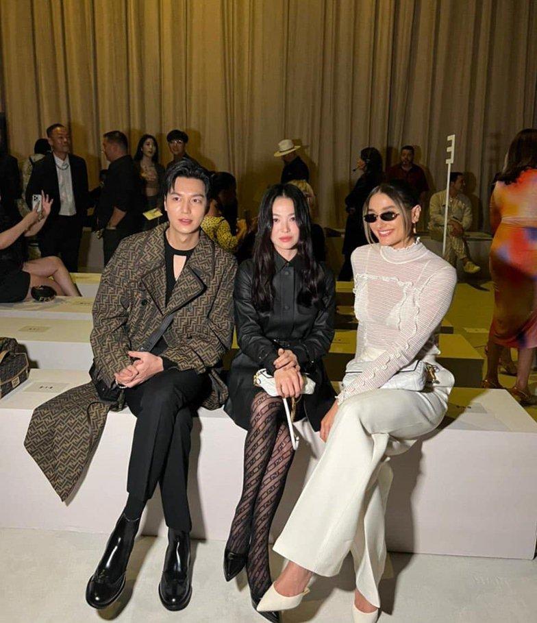 Mới đây, Song Hye Kyo và Lee Min Ho chiếm trọn ống kính truyền thông khi cùng ngồi hàng ghế đầu tại show diễn thời trang Fendi ở New York, Mỹ.