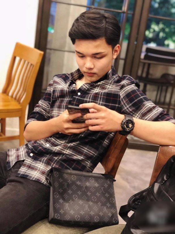 Em trai Hòa Minzy bị chụp lén, ngoại hình ai cũng ngỡ ngàng-5