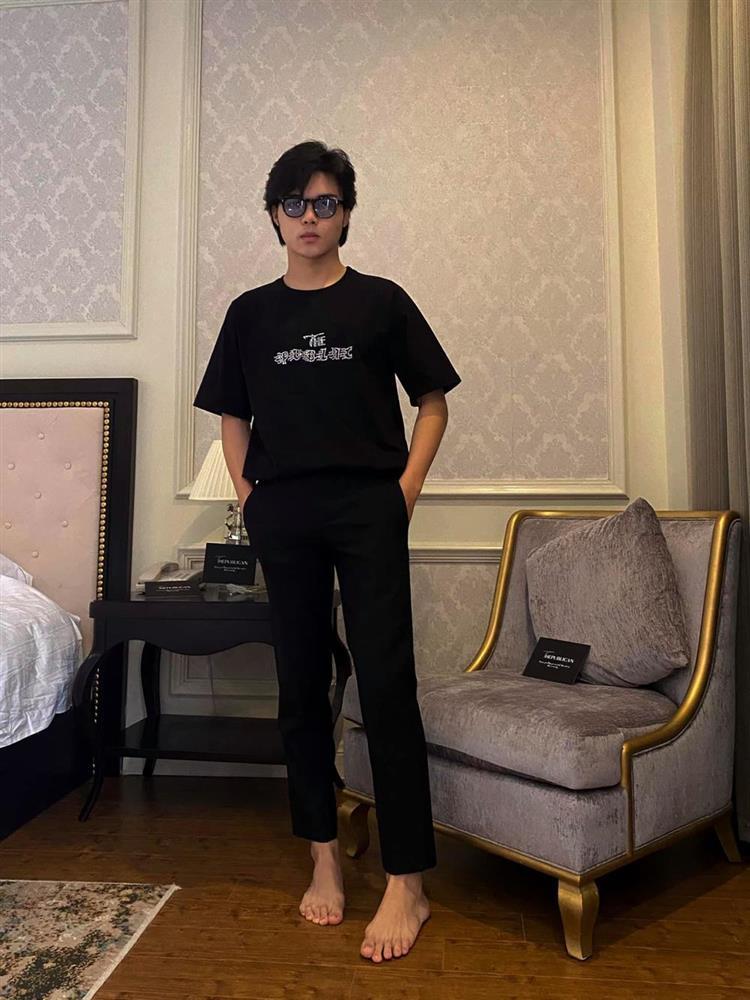 Em trai Hòa Minzy bị chụp lén, ngoại hình ai cũng ngỡ ngàng-6