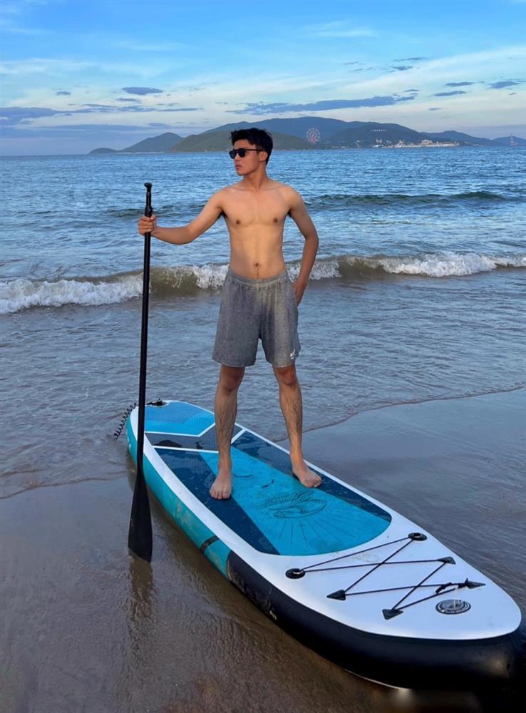 Em trai Hòa Minzy bị chụp lén, ngoại hình ai cũng ngỡ ngàng-8