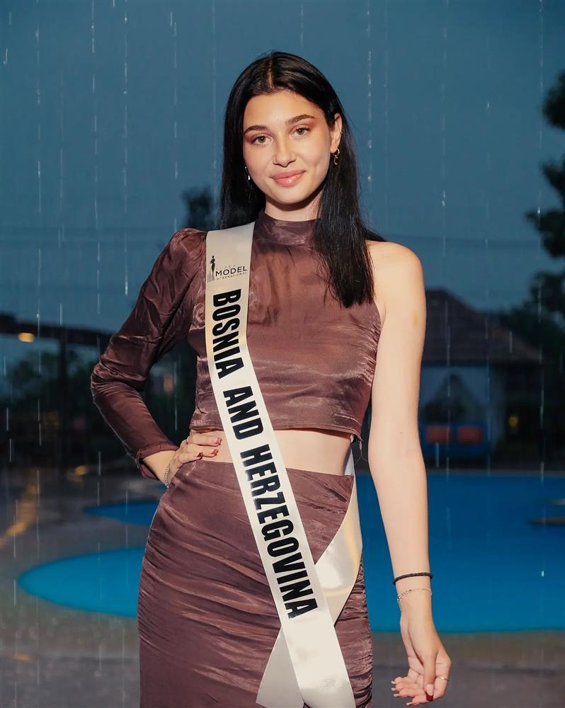 Bùi Quỳnh Hoa thi Siêu mẫu Quốc tế: 19 thí sinh, chất lượng kém-15