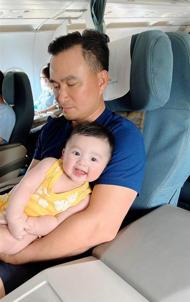 Loạt ảnh cưng xỉu của con trai Chi Bảo trên máy bay-6