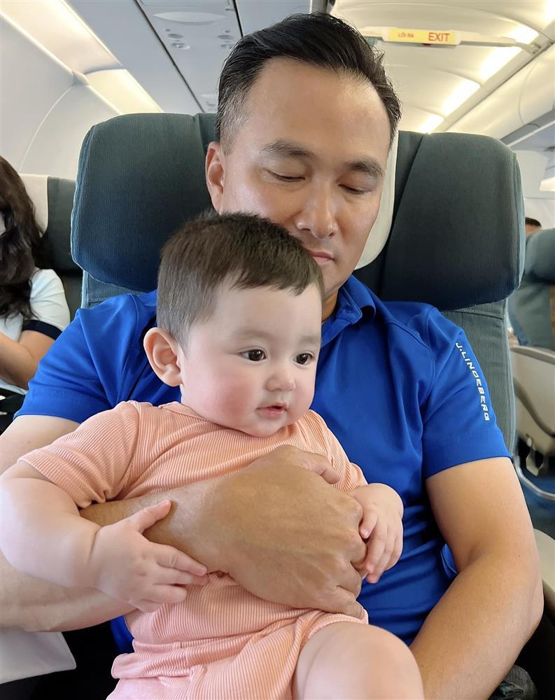 Loạt ảnh cưng xỉu của con trai Chi Bảo trên máy bay-2