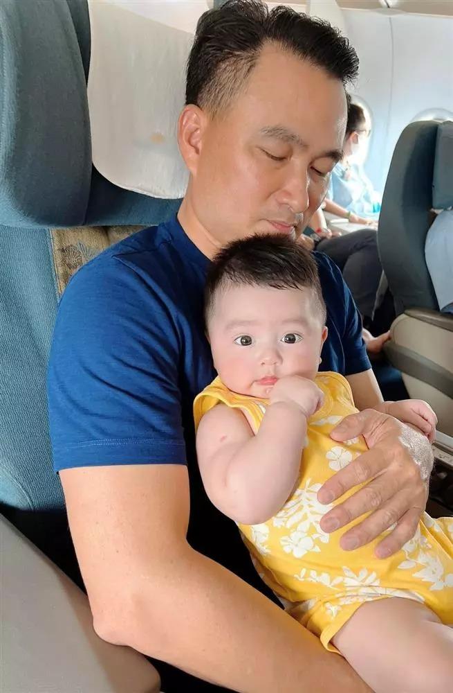 Loạt ảnh cưng xỉu của con trai Chi Bảo trên máy bay-7