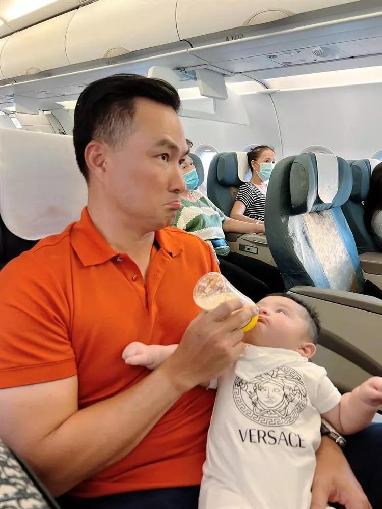 Loạt ảnh cưng xỉu của con trai Chi Bảo trên máy bay-9