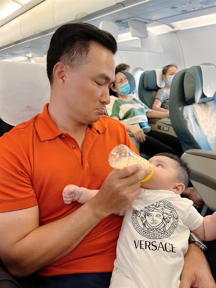 Loạt ảnh cưng xỉu của con trai Chi Bảo trên máy bay-10