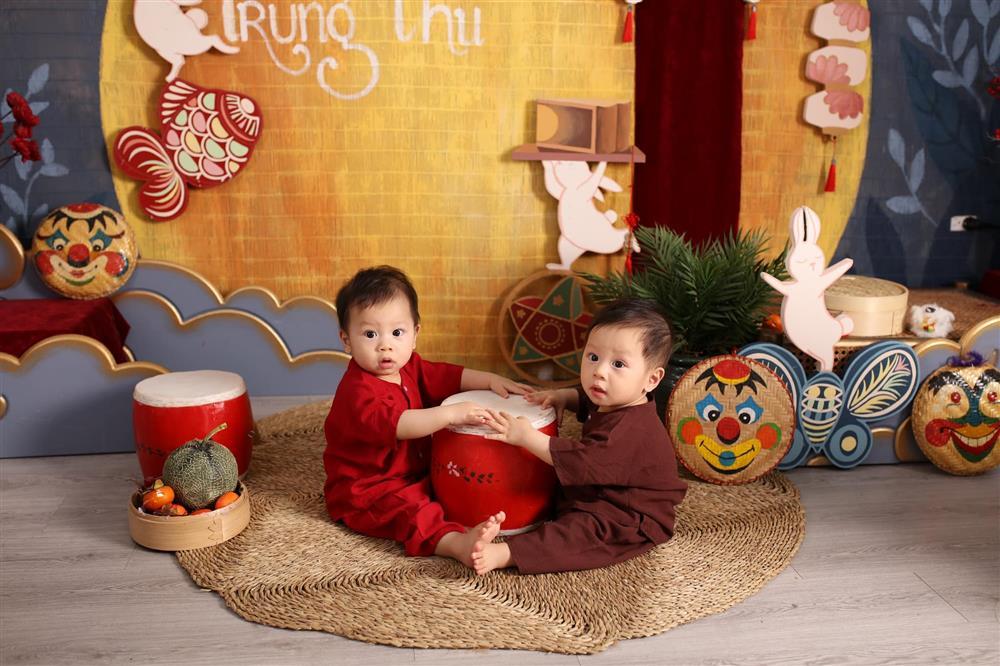 Cặp song sinh nhà Shark Hưng giật sóng với bộ ảnh Trung Thu-1