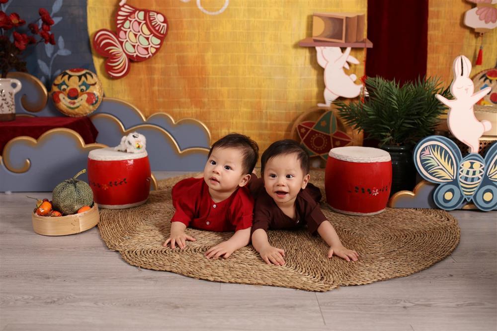 Cặp song sinh nhà Shark Hưng giật sóng với bộ ảnh Trung Thu-2