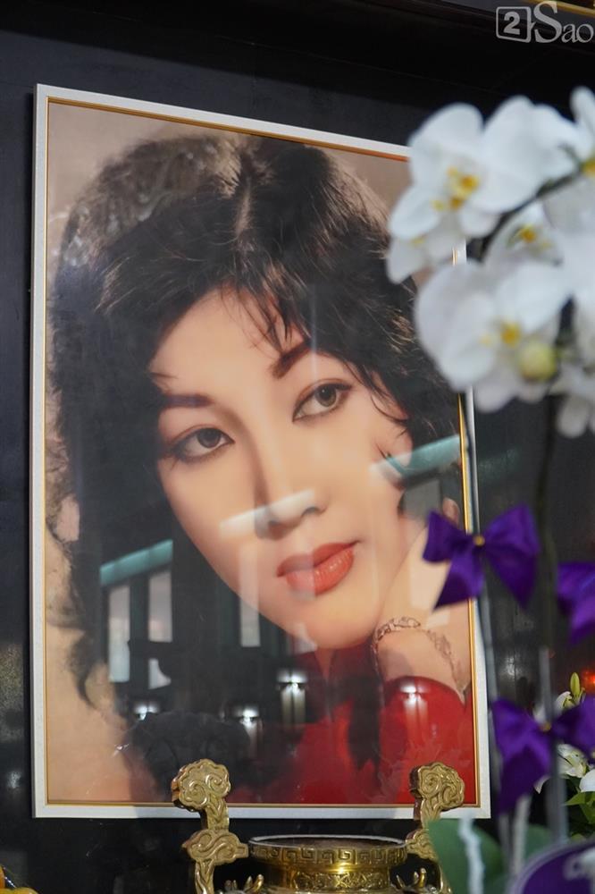 Kim Xuân khóc nghẹn, Thành Lộc cúi đầu trước di ảnh Thẩm Thúy Hằng-1