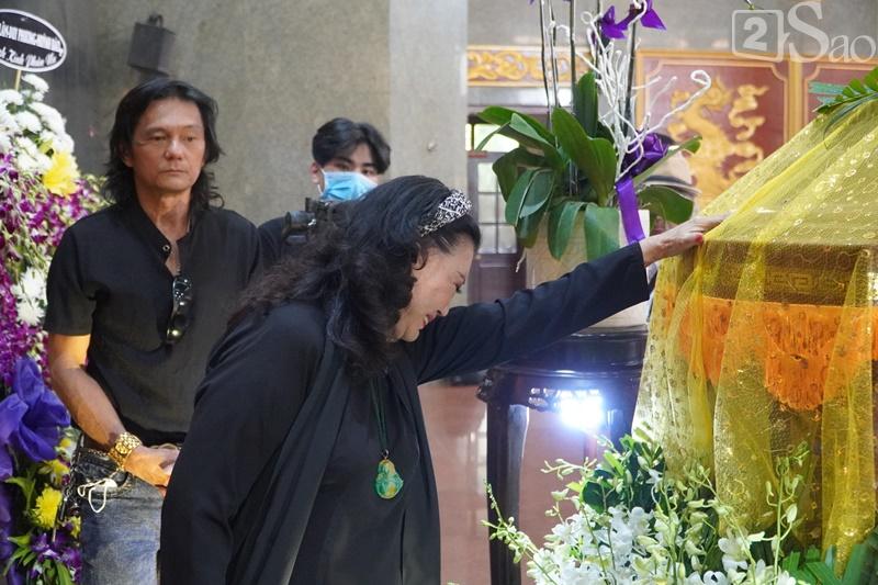 Kim Xuân khóc nghẹn, Thành Lộc cúi đầu trước di ảnh Thẩm Thúy Hằng-11