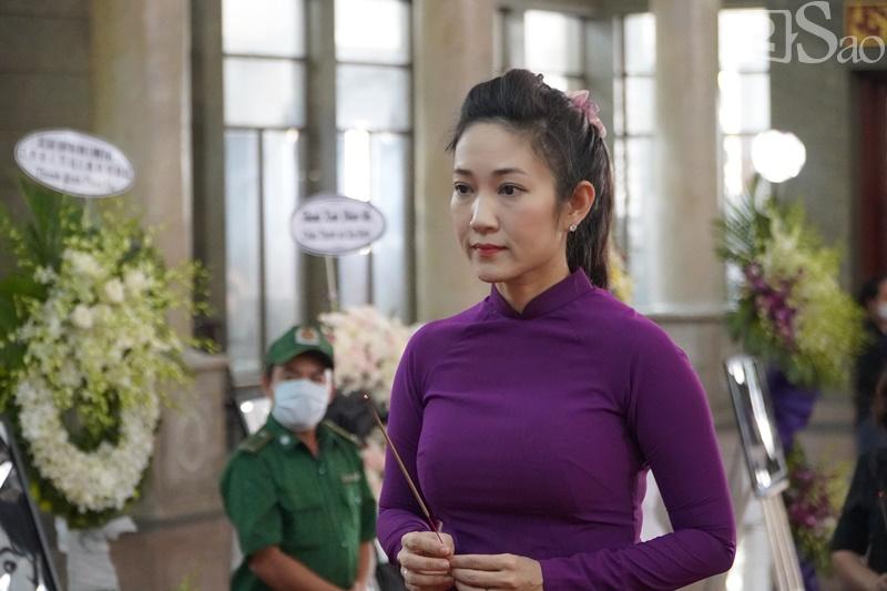 Kim Xuân khóc nghẹn, Thành Lộc cúi đầu trước di ảnh Thẩm Thúy Hằng-13