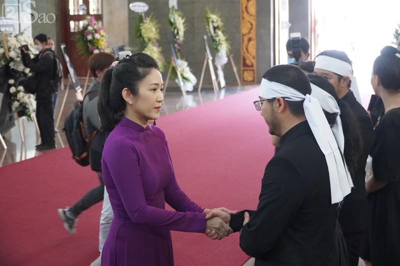 Kim Xuân khóc nghẹn, Thành Lộc cúi đầu trước di ảnh Thẩm Thúy Hằng-14