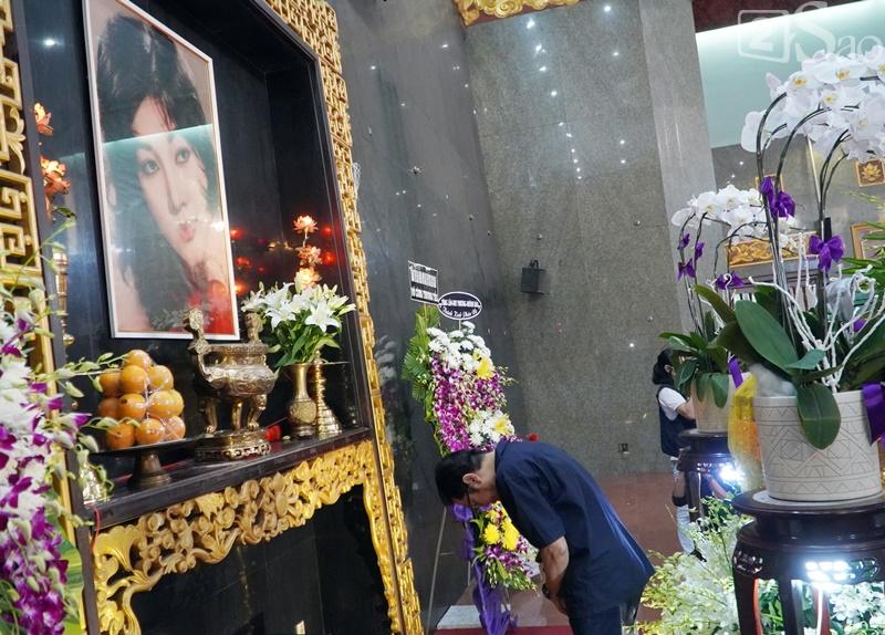 Kim Xuân khóc nghẹn, Thành Lộc cúi đầu trước di ảnh Thẩm Thúy Hằng-8