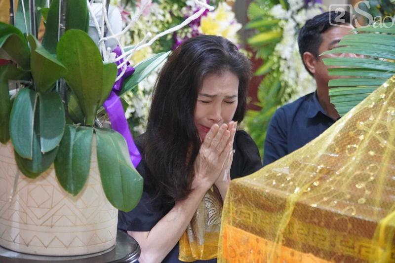 Kim Xuân khóc nghẹn, Thành Lộc cúi đầu trước di ảnh Thẩm Thúy Hằng-3