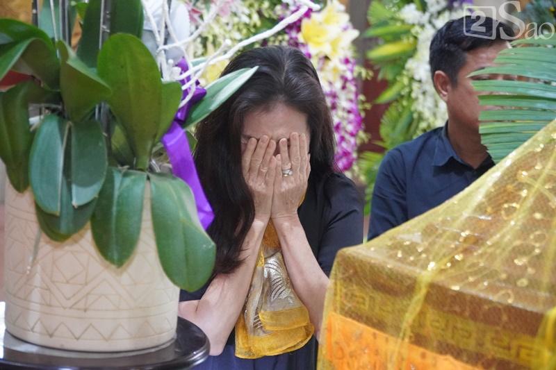 Kim Xuân khóc nghẹn, Thành Lộc cúi đầu trước di ảnh Thẩm Thúy Hằng-4