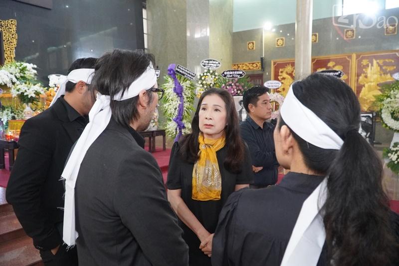 Kim Xuân khóc nghẹn, Thành Lộc cúi đầu trước di ảnh Thẩm Thúy Hằng-5