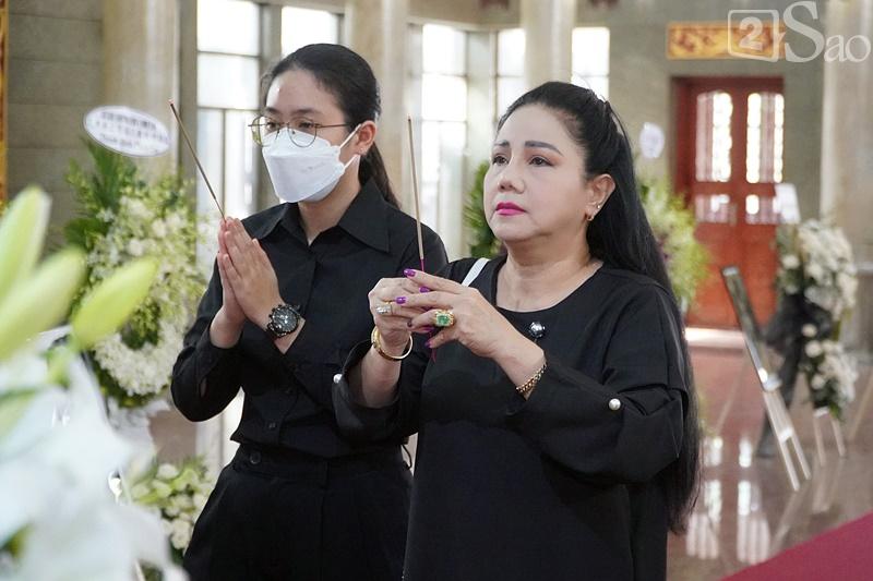 Kim Xuân khóc nghẹn, Thành Lộc cúi đầu trước di ảnh Thẩm Thúy Hằng-15