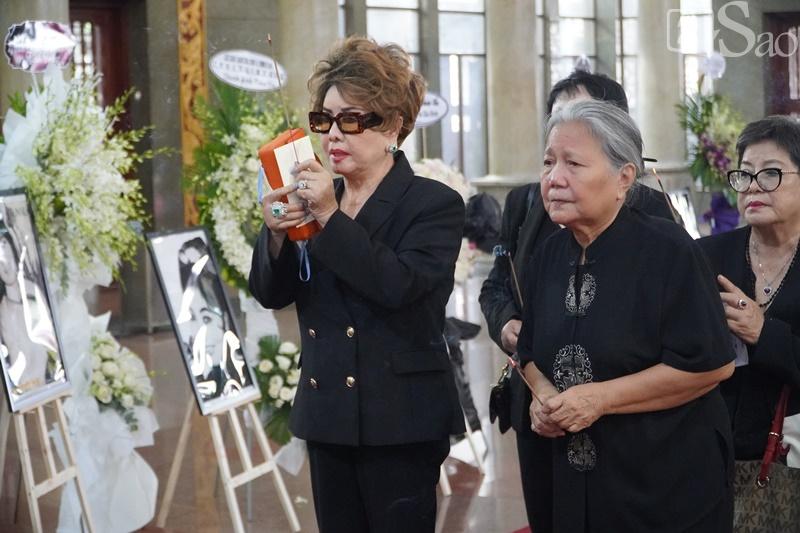 Kim Xuân khóc nghẹn, Thành Lộc cúi đầu trước di ảnh Thẩm Thúy Hằng-16